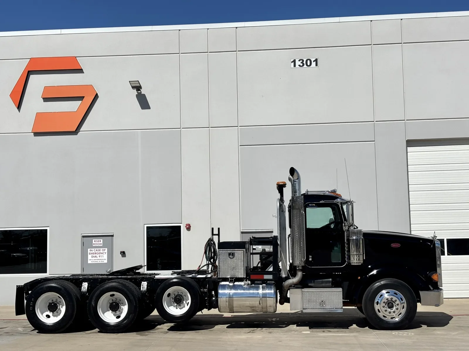 2010 Peterbilt 367 in Hutchins, TX — photo 3
