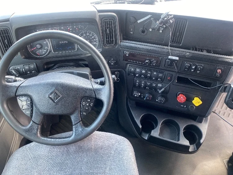 2021 International LT - image 10