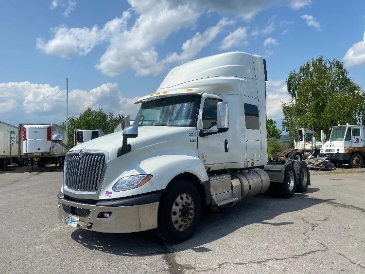 2021 International LT - image 3