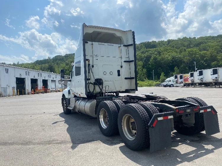 2021 International LT - image 5