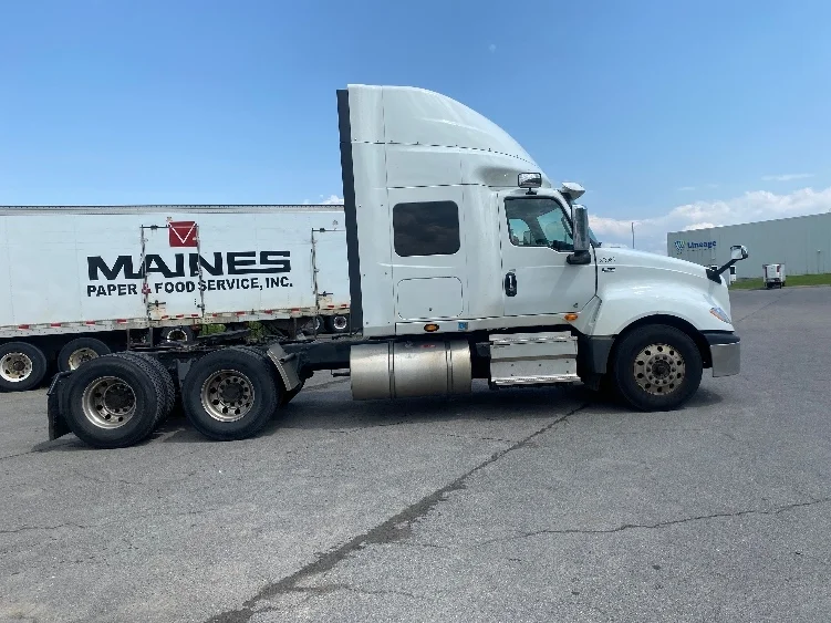 2021 International LT - image 8