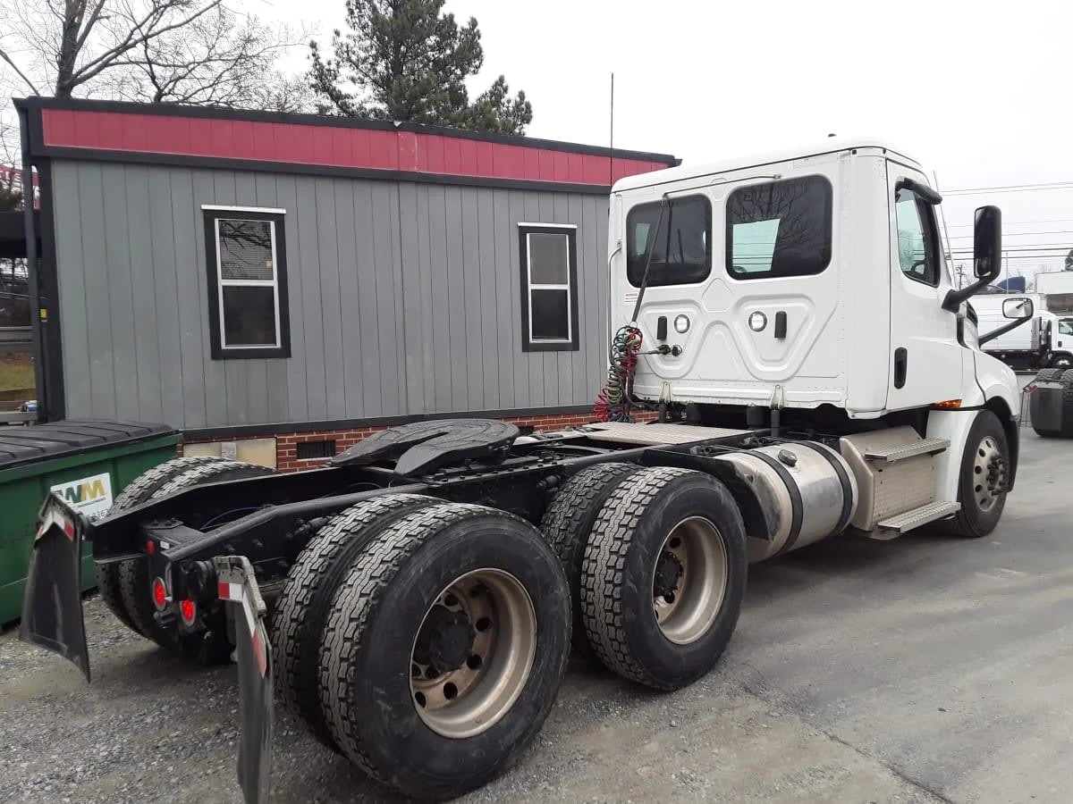 2021 Freightliner Cascadia - image 4