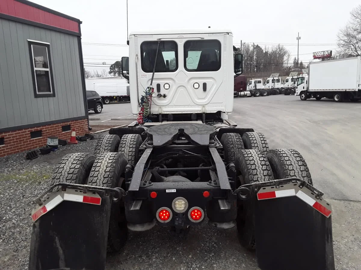 2021 Freightliner Cascadia - image 5