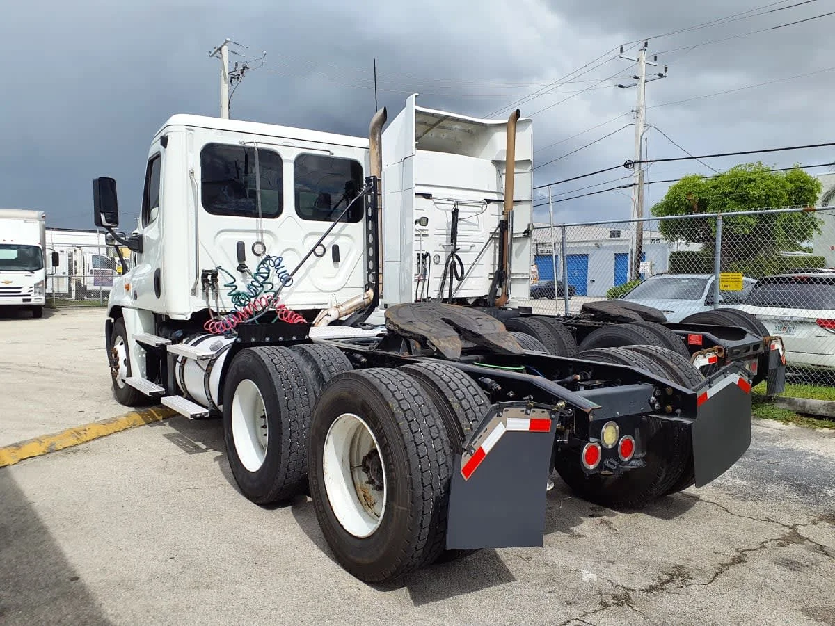 2020 Freightliner Cascadia in Miami, FL — photo 6