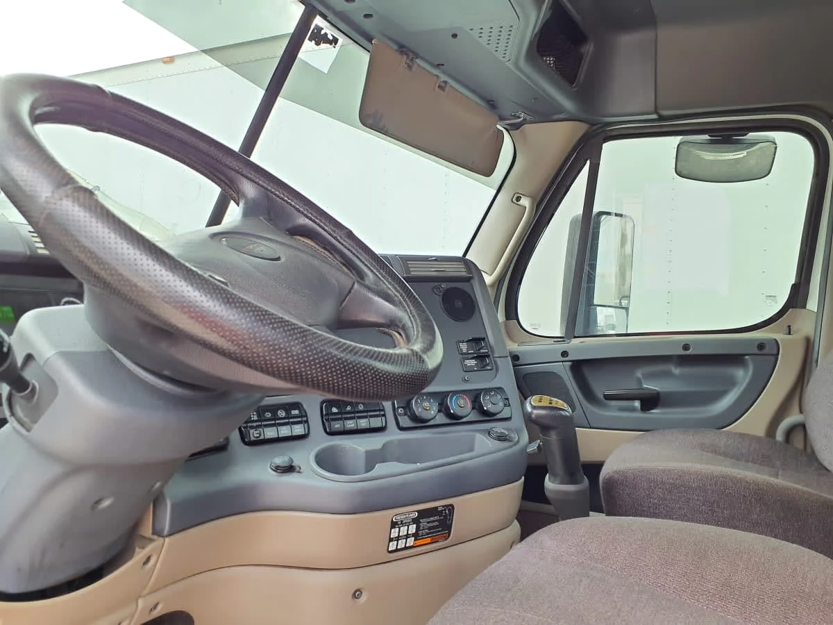 2020 Freightliner Cascadia in Miami, FL — photo 7