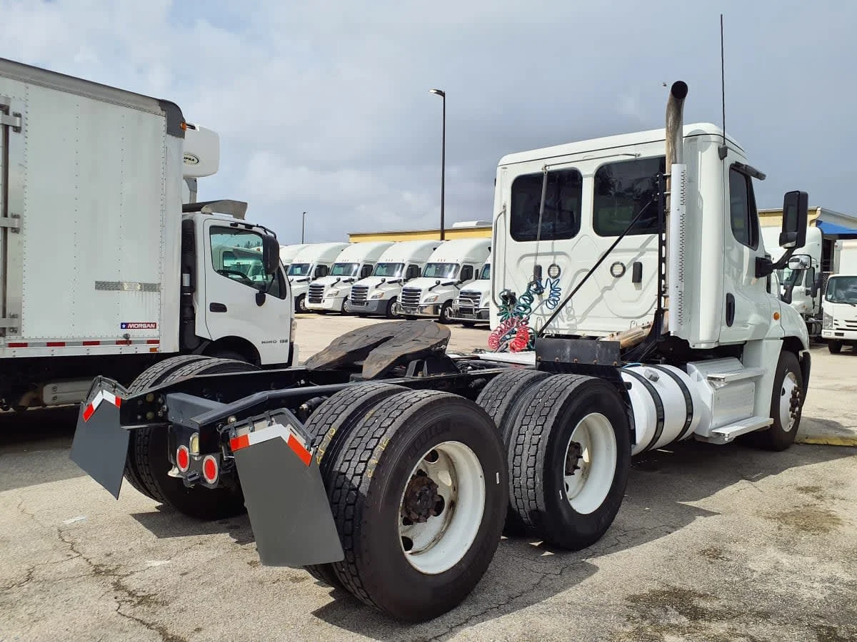 2020 Freightliner Cascadia in Miami, FL — photo 4