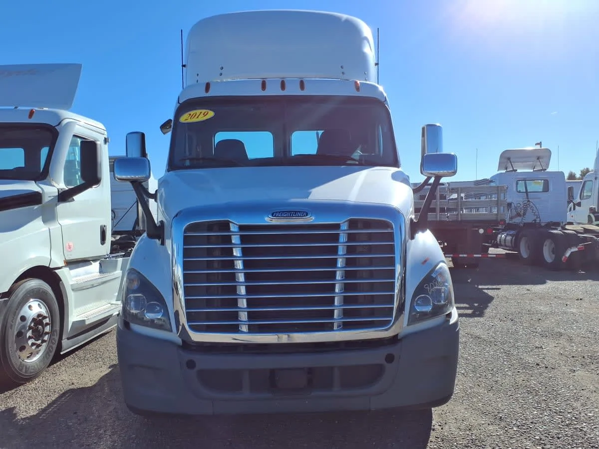 2019 Freightliner Cascadia in Phoenix, AZ — photo 2