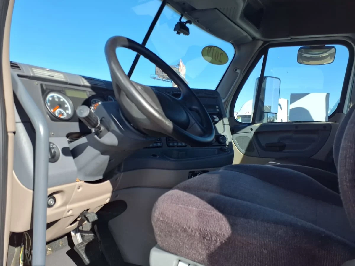 2019 Freightliner Cascadia in Phoenix, AZ — photo 7