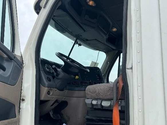 2018 Freightliner Cascadia - image 9