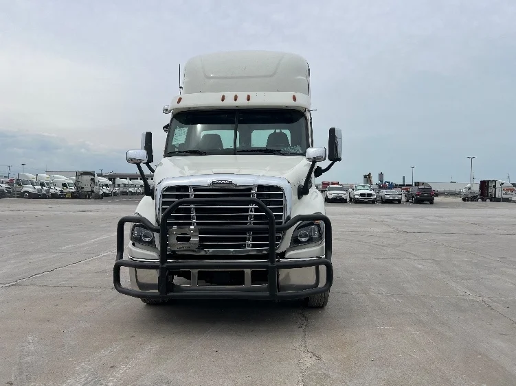 2018 Freightliner Cascadia - image 2