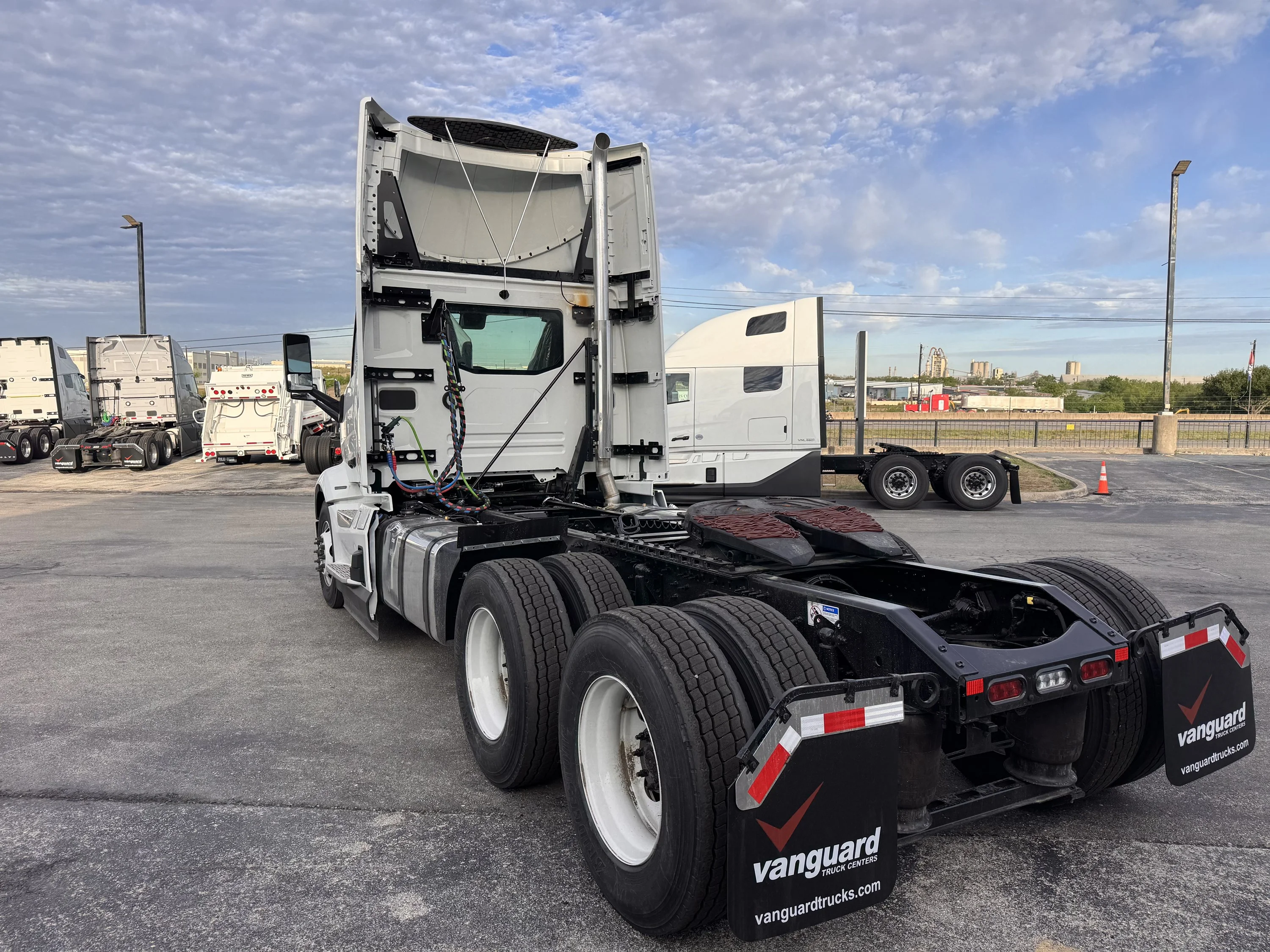 2027 Volvo VNR 640 in Austin, TX — photo 3