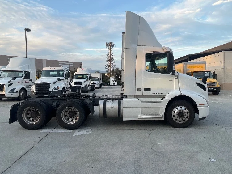 2021 Volvo VNR 640 in Fontana, CA — photo 8