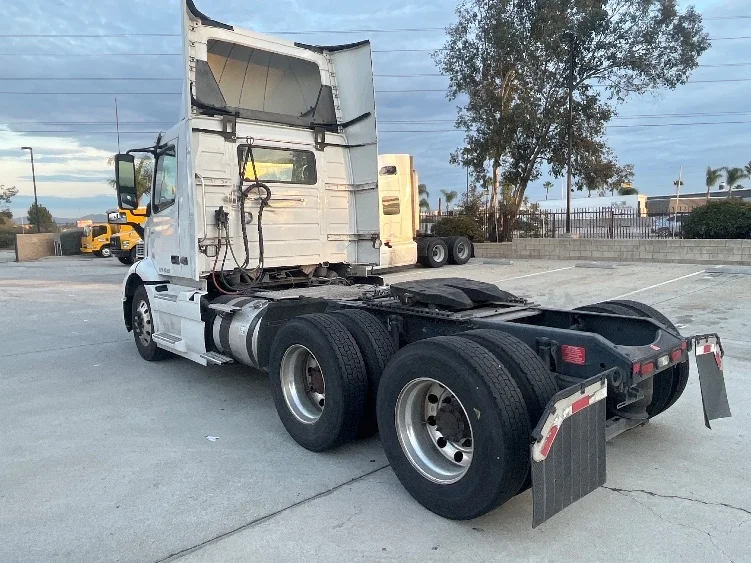 2021 Volvo VNR 640 in Fontana, CA — photo 5