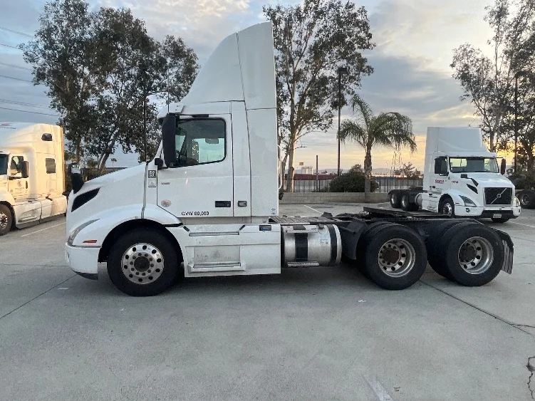 2021 Volvo VNR 640 in Fontana, CA — photo 4