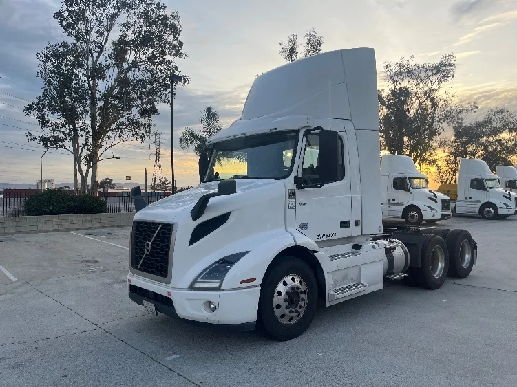 2021 Volvo VNR 640 in Fontana, CA — photo 3
