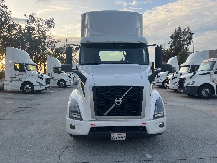 2021 Volvo VNR 640 in Fontana, CA — photo 2