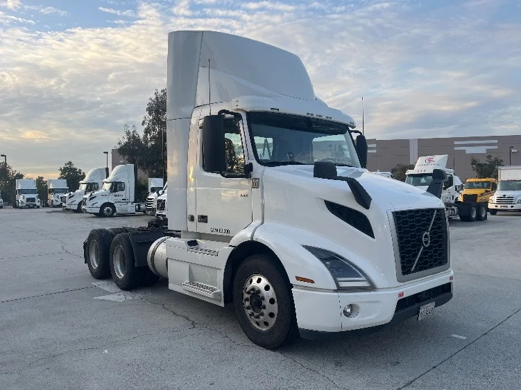 2021 Volvo VNR 640