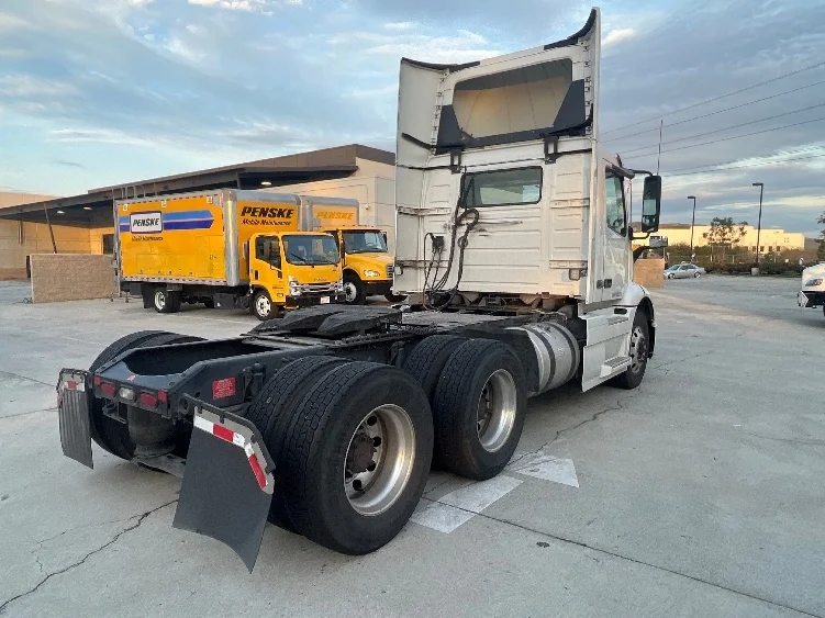 2021 Volvo VNR 640 in Fontana, CA — photo 7