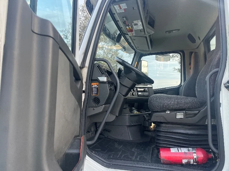 2021 Volvo VNR 640 in Fontana, CA — photo 9