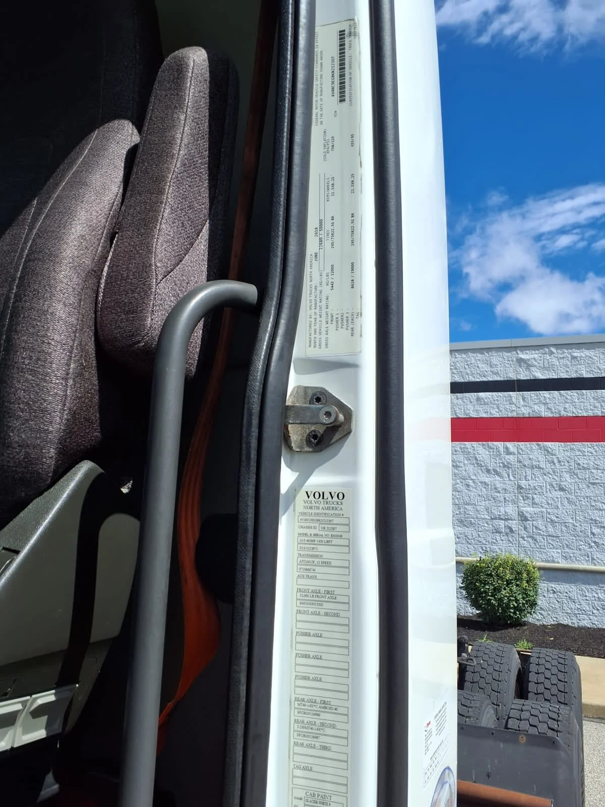 2019 Volvo VNL 860 in Cleveland, OH — photo 10