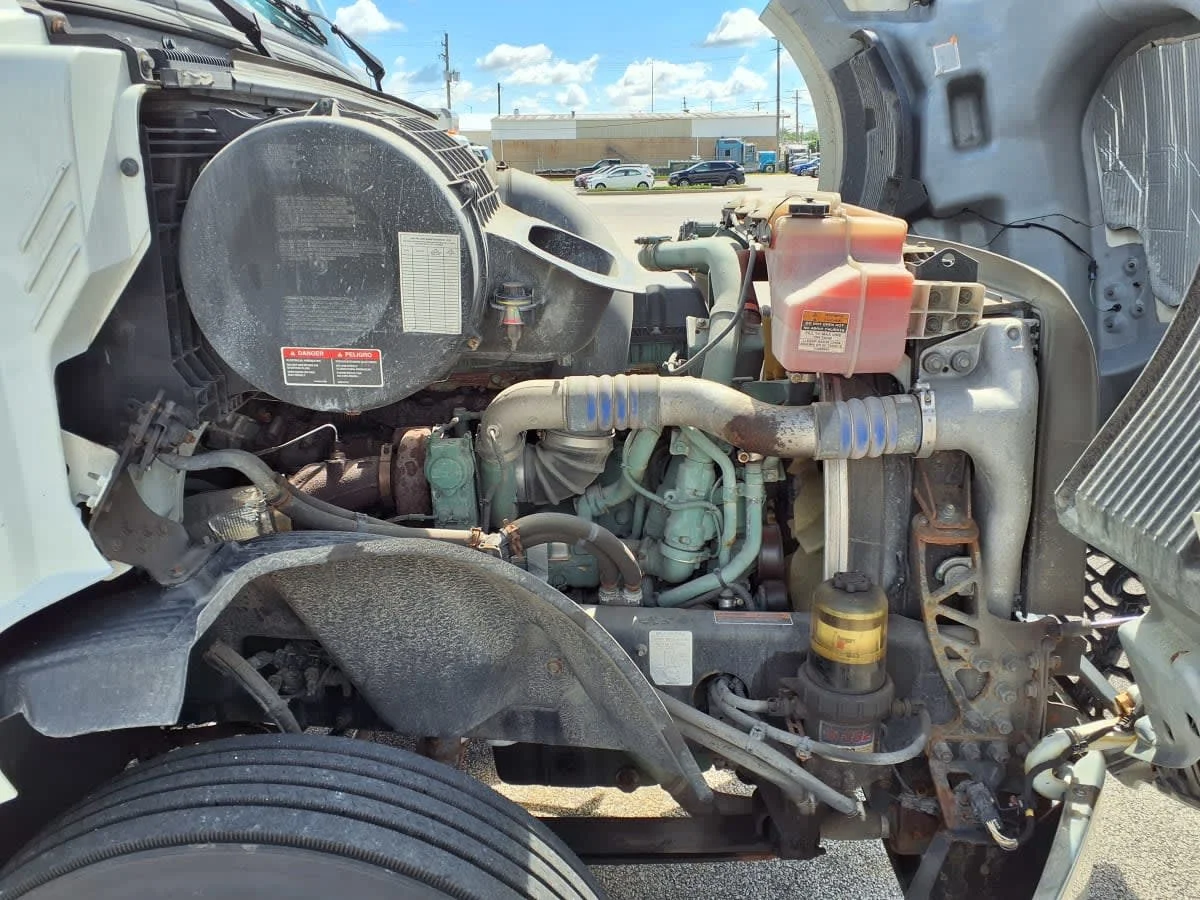 2019 Volvo VNL 860 in Cleveland, OH — photo 9