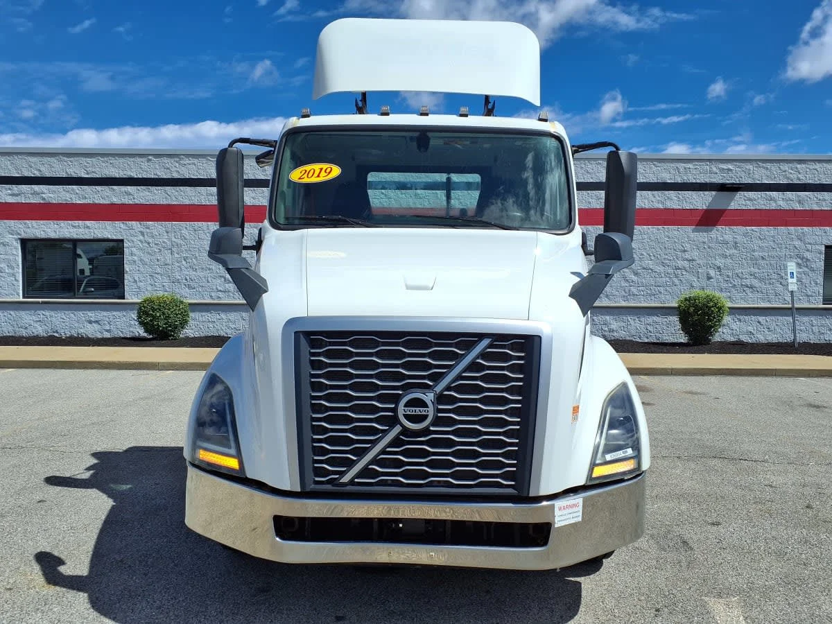 2019 Volvo VNL 860 in Cleveland, OH — photo 2