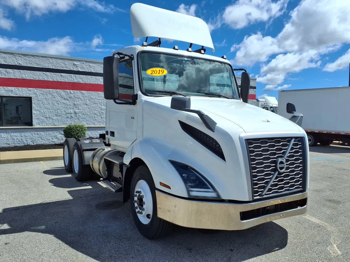 2019 Volvo VNL 860 in Cleveland, OH — photo 3