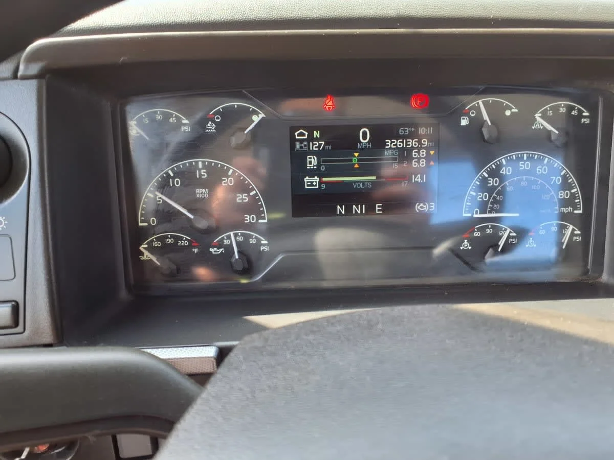 2019 Volvo VNL 860 in Cleveland, OH — photo 11