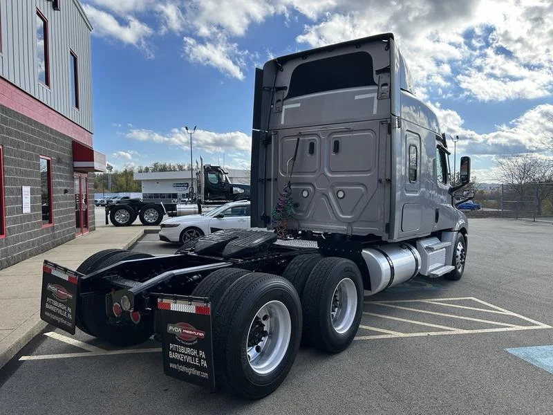2022 Freightliner Cascadia in Pittsburgh, PA — photo 5