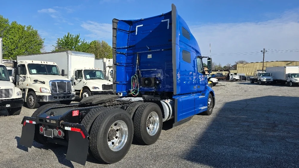 2020 Volvo VNL 760 - image 7