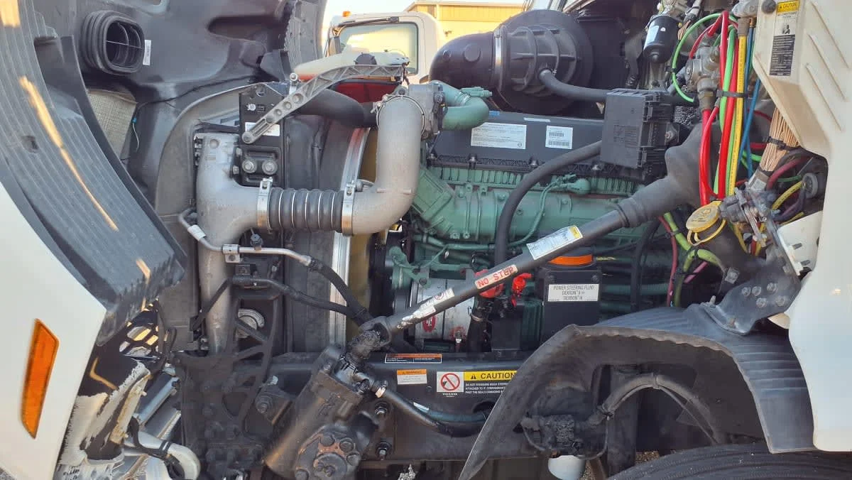 2019 Volvo VNR 640 - image 9