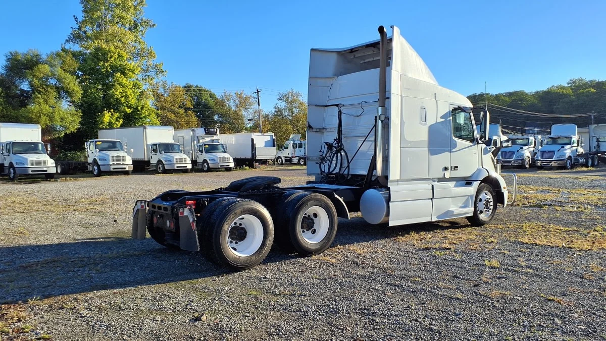 2019 Volvo VNR 640 - image 4