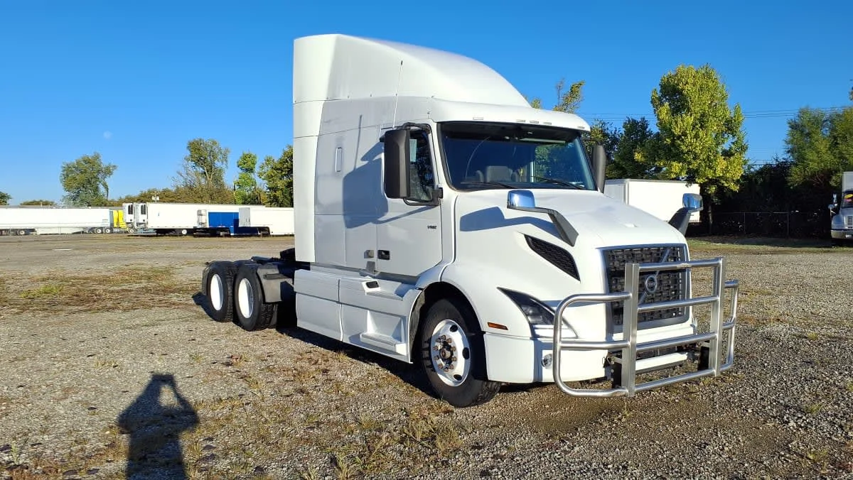2019 Volvo VNR 640 - image 3
