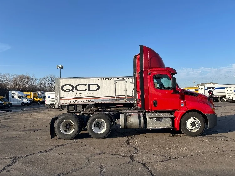 2020 Freightliner Cascadia - image 8