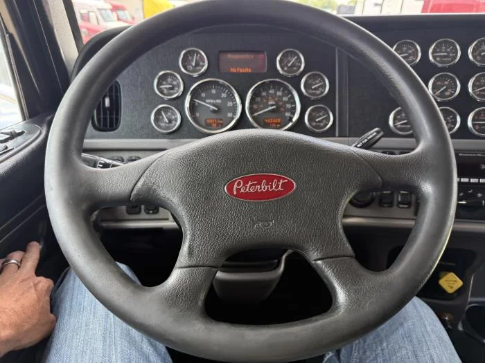 2022 Peterbilt 389 — photo 14