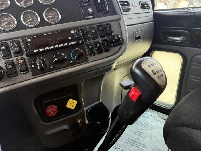 2022 Peterbilt 389 — photo 8