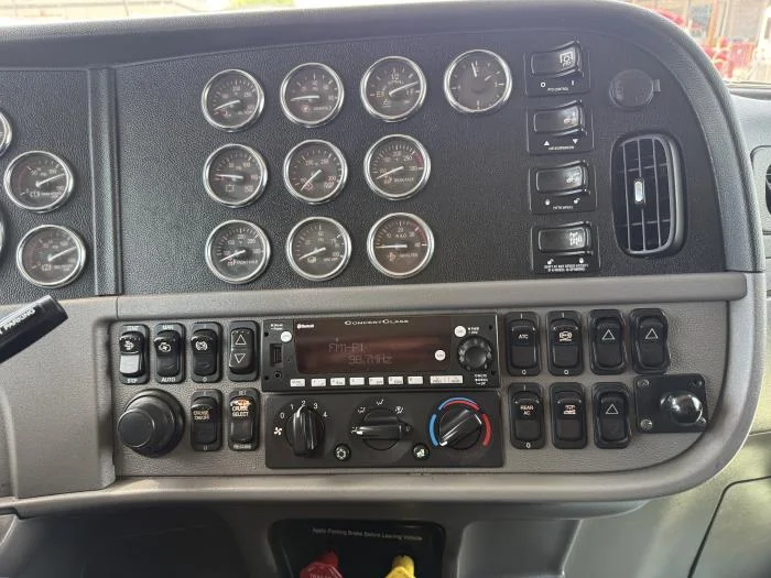 2022 Peterbilt 389 — photo 7