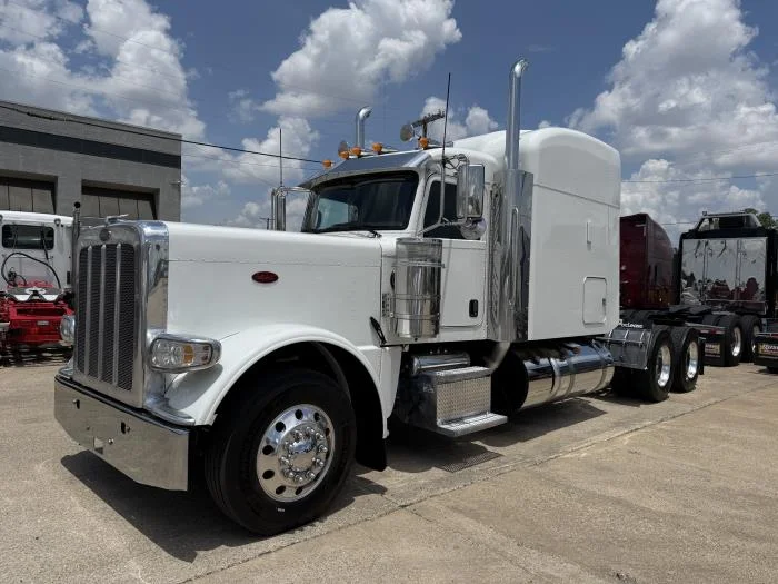 2022 Peterbilt 389 — photo 2
