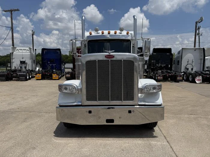 2022 Peterbilt 389 — photo 3