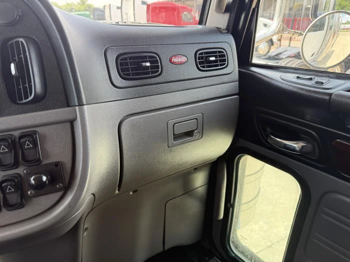 2022 Peterbilt 389 — photo 9