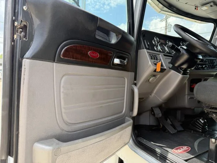 2022 Peterbilt 389 — photo 21