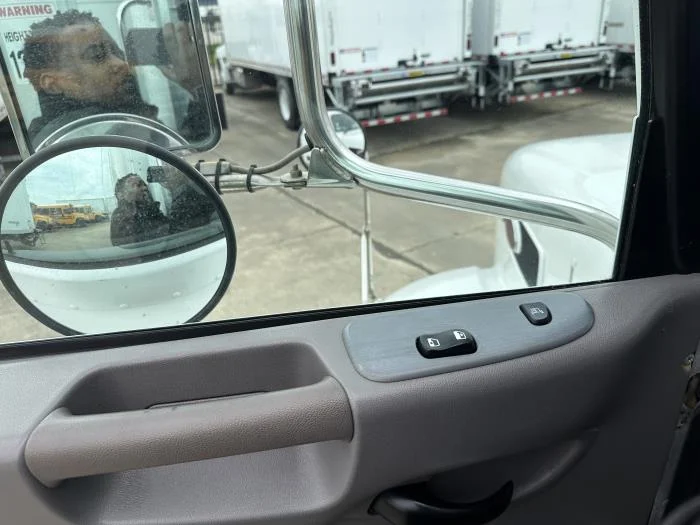 2020 Peterbilt 337 - image 19