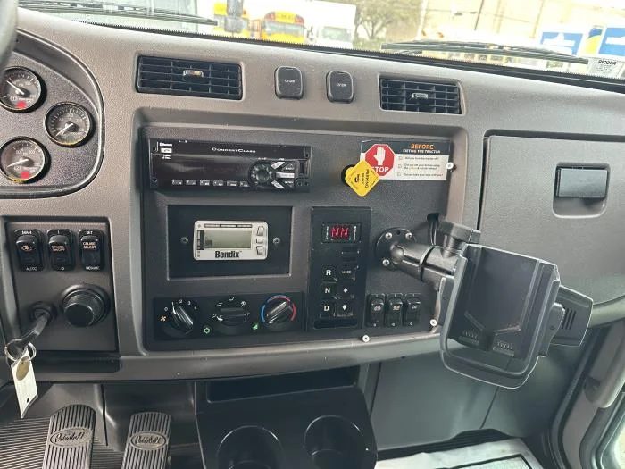 2020 Peterbilt 337 in Houston, TX — photo 11