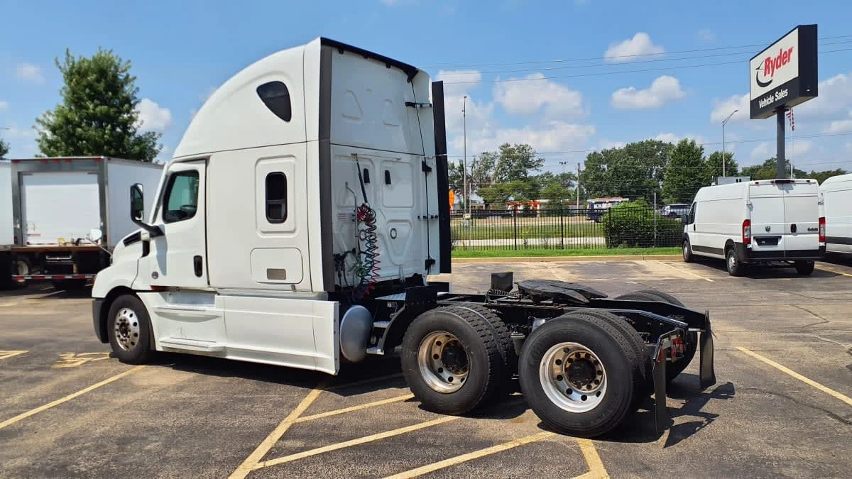 2023 Freightliner Cascadia in Bolingbrook, IL — photo 6