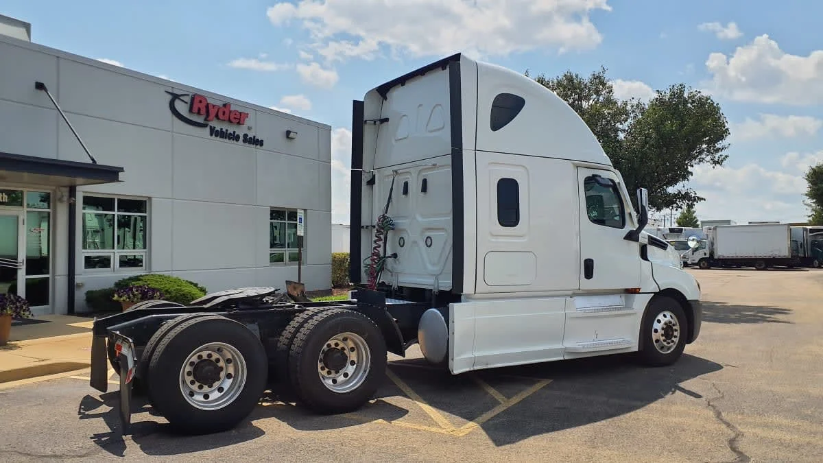 2023 Freightliner Cascadia in Bolingbrook, IL — photo 4