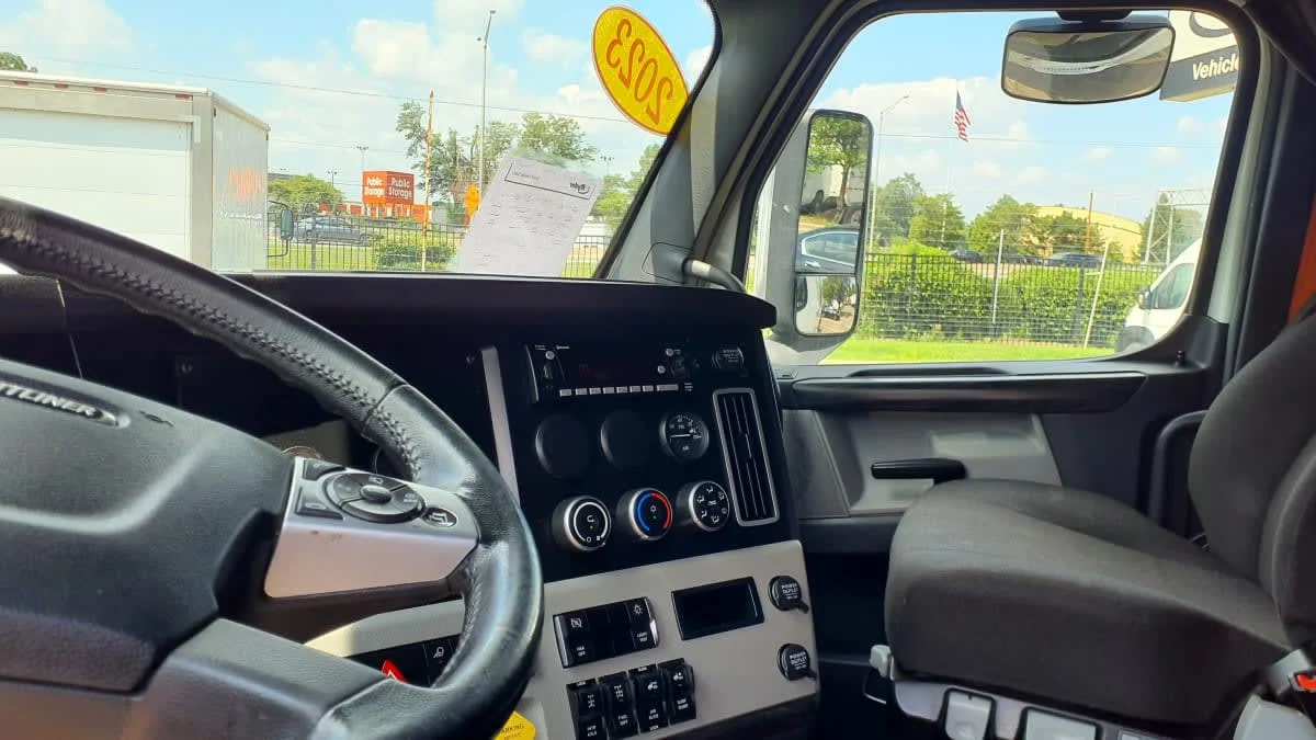 2023 Freightliner Cascadia in Bolingbrook, IL — photo 7