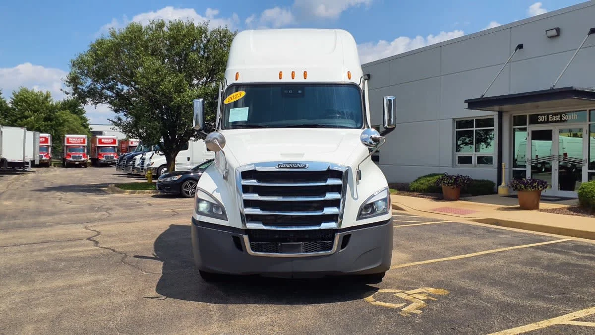 2023 Freightliner Cascadia in Bolingbrook, IL — photo 2
