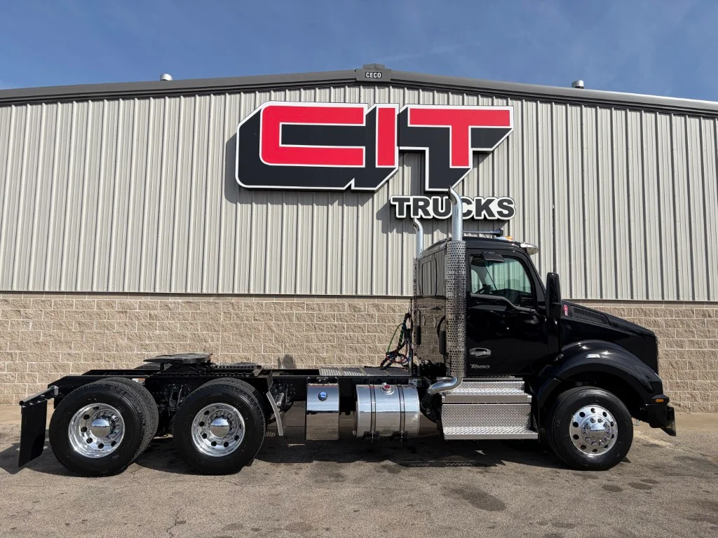 2027 Kenworth T880 in Morton, IL — photo 4