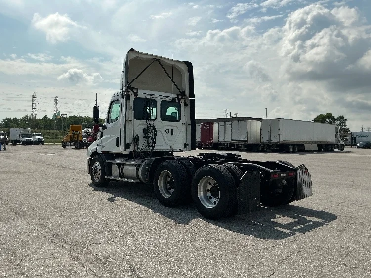 2019 Freightliner Cascadia in East Chicago, IN — photo 5