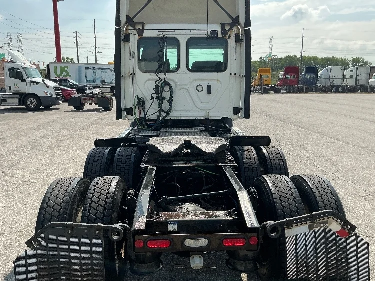 2019 Freightliner Cascadia in East Chicago, IN — photo 6